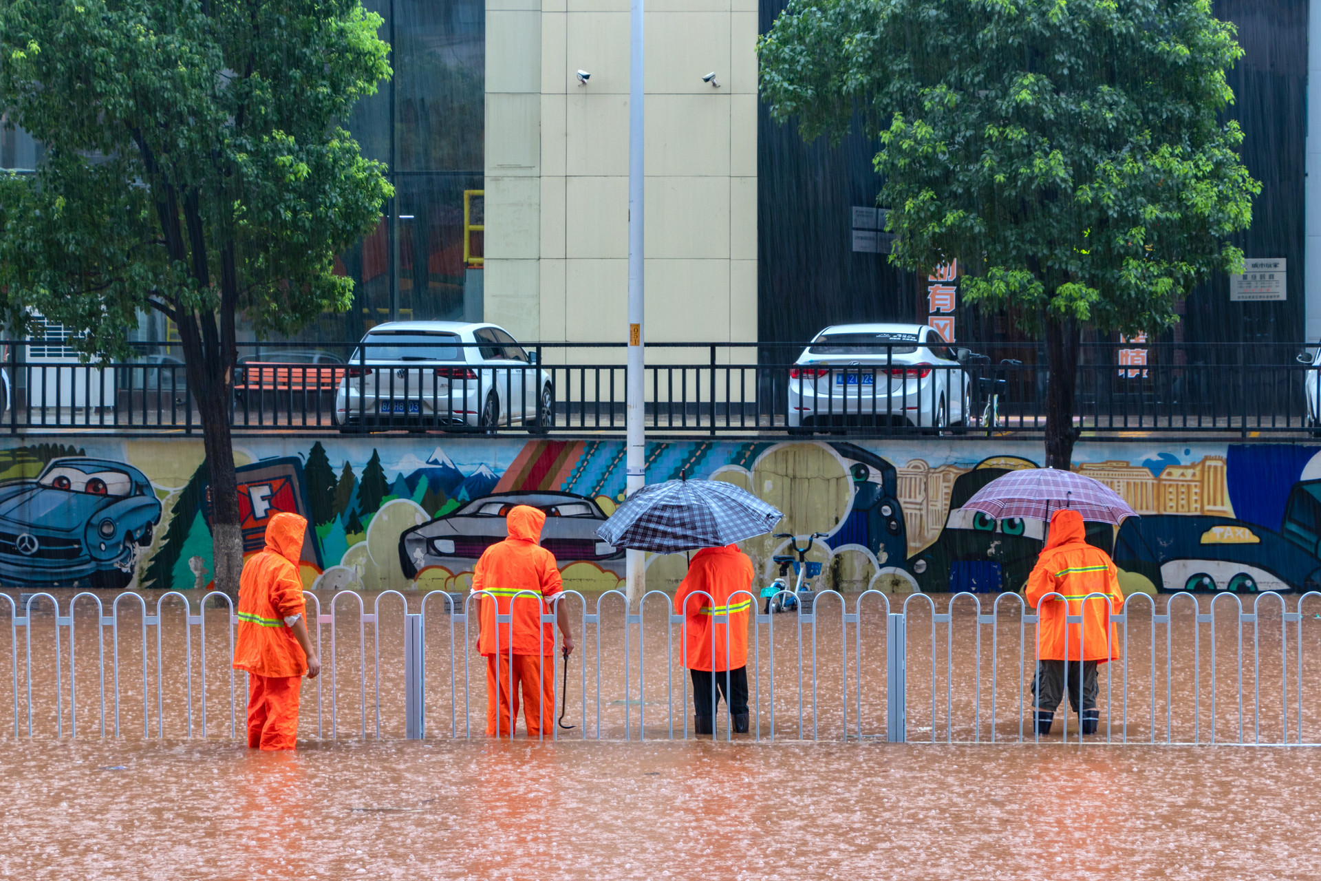 摄图网_501643932_banner_暴雨洪水抢险救灾的工作人员（非企业商用）.jpg